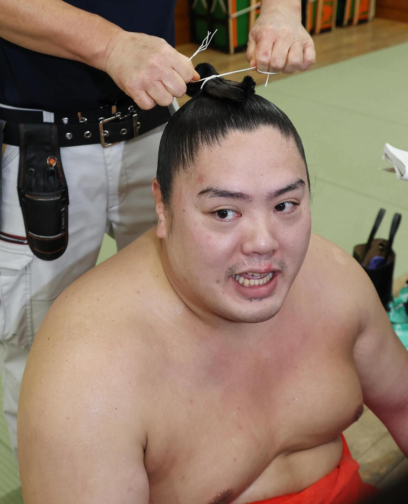 大相撲夏場所5日目　支度部屋で取材に応える一山本