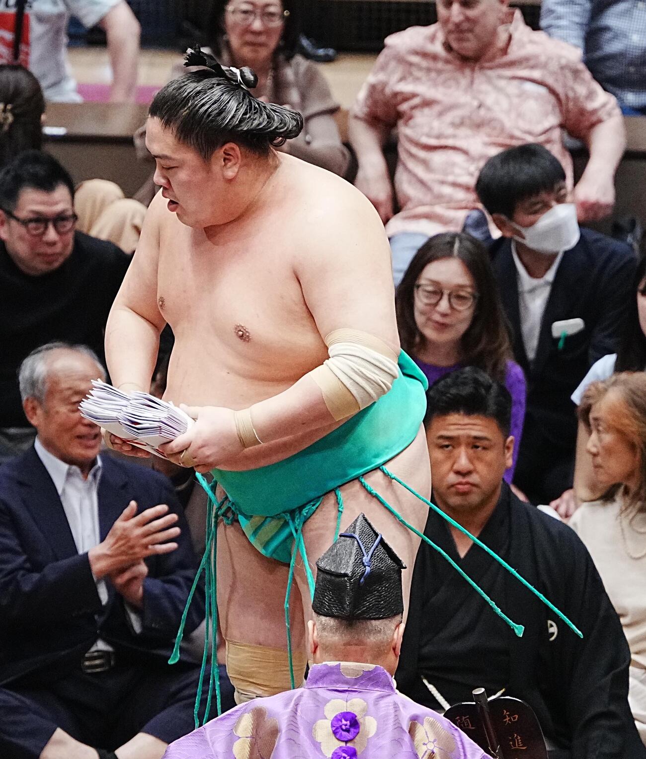 大相撲夏場所5日目　懸賞を手にする一山本（撮影・小沢裕）