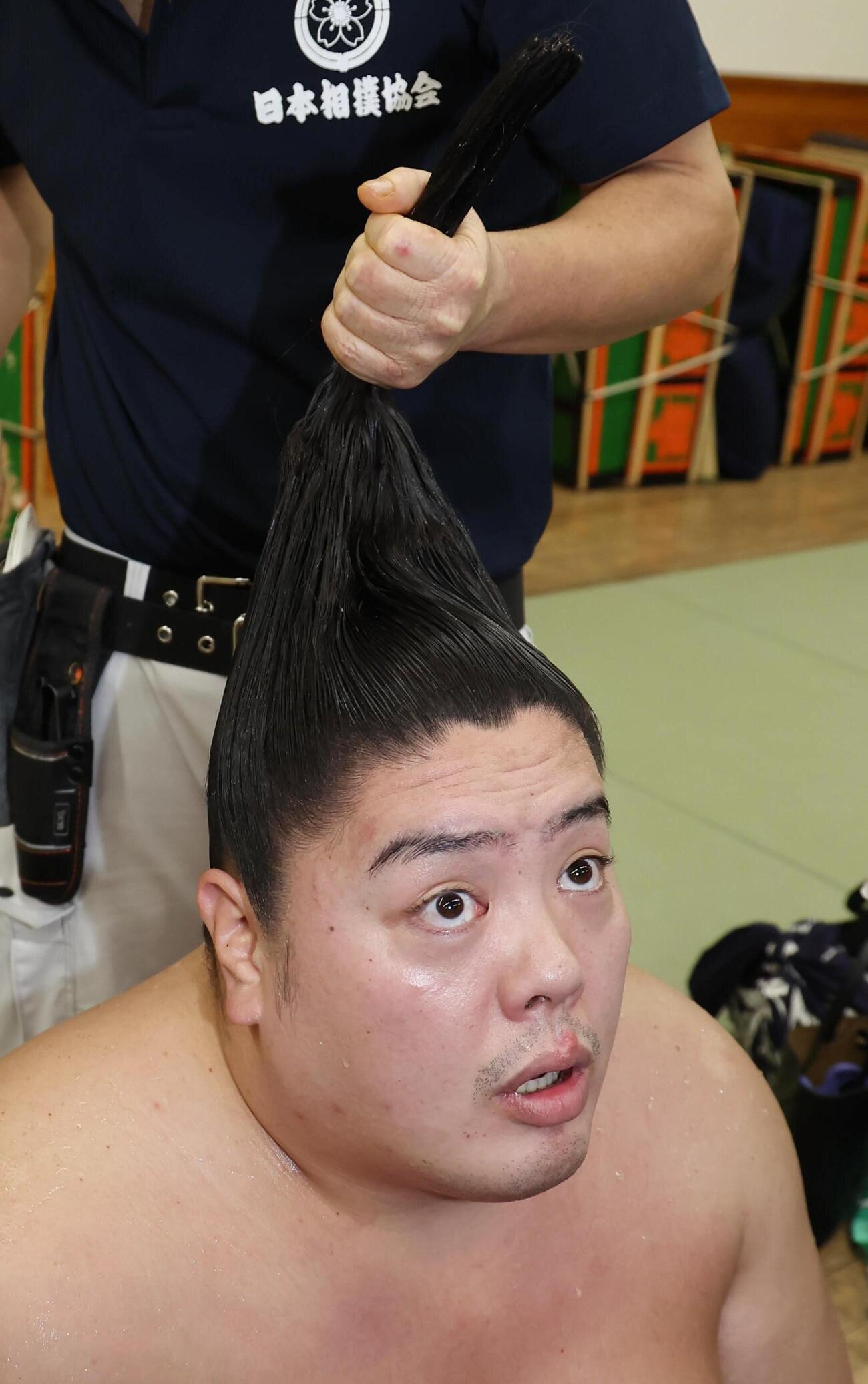 大相撲夏場所5日目　支度部屋で取材に応える一山本