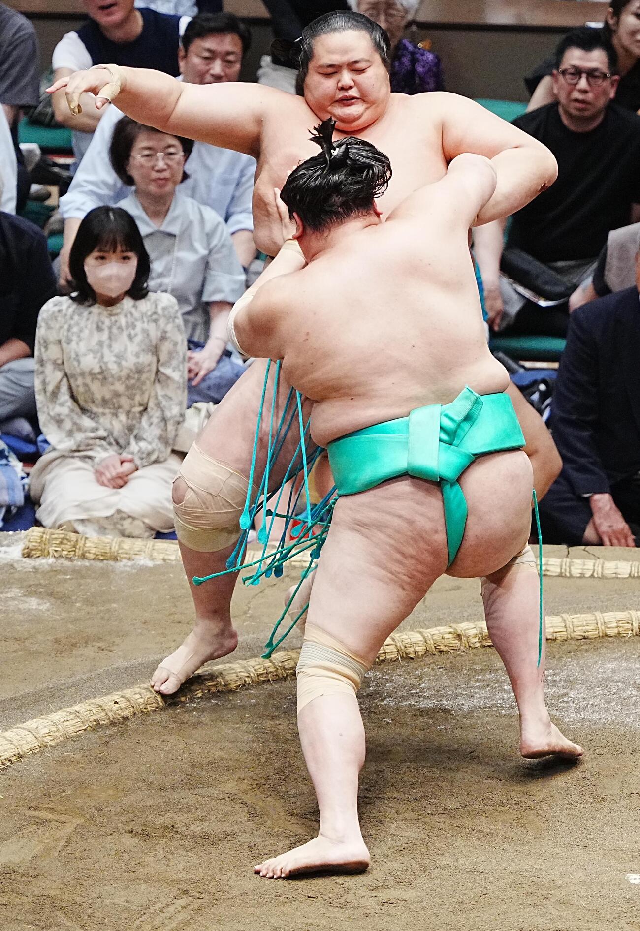 大相撲夏場所5日目　琴桜は一山本（手前）に押し出しで敗れる（撮影・小沢裕）