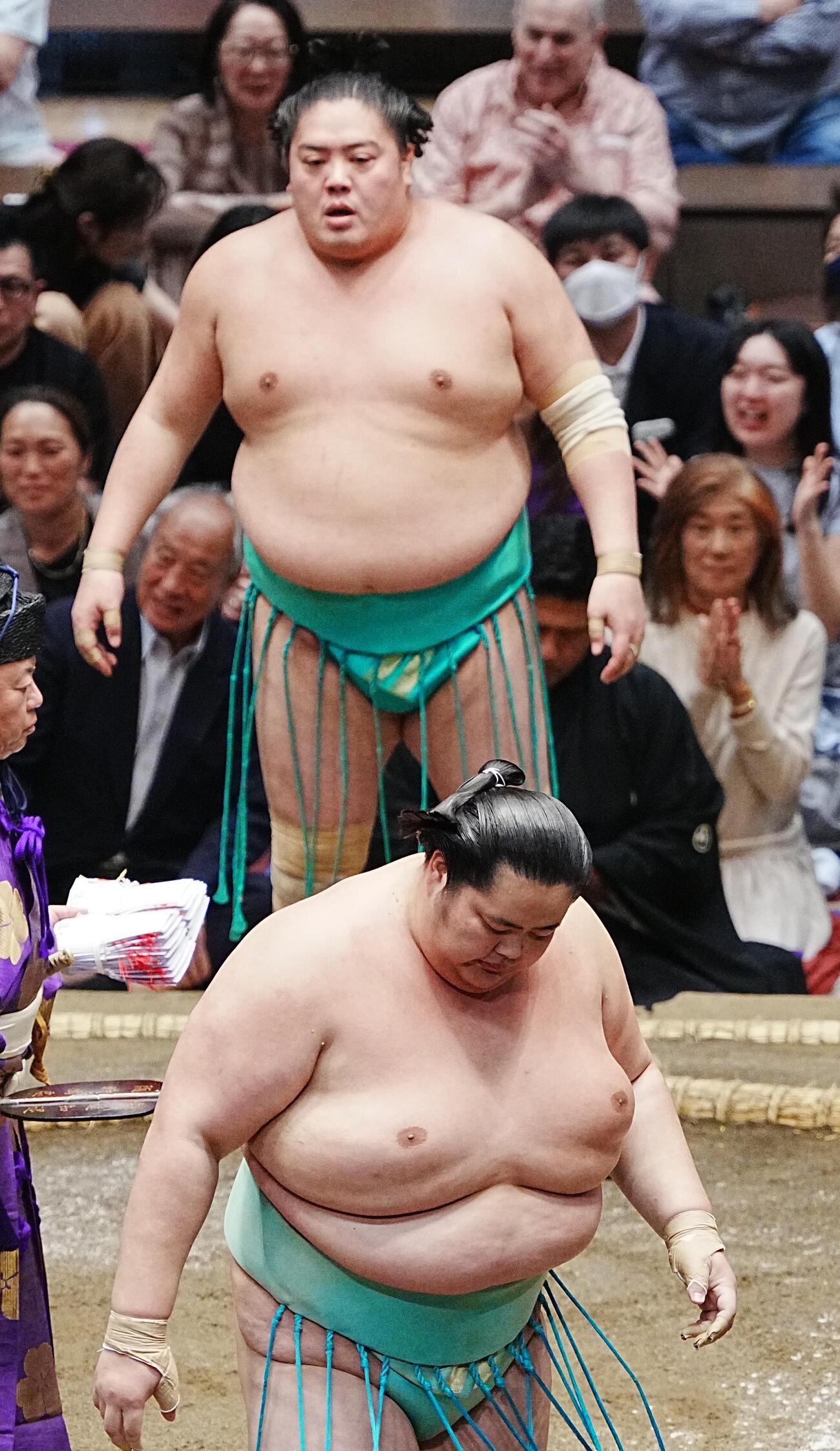 大相撲夏場所5日目　琴桜は一山本（奥）に押し出しで敗れる（撮影・小沢裕）