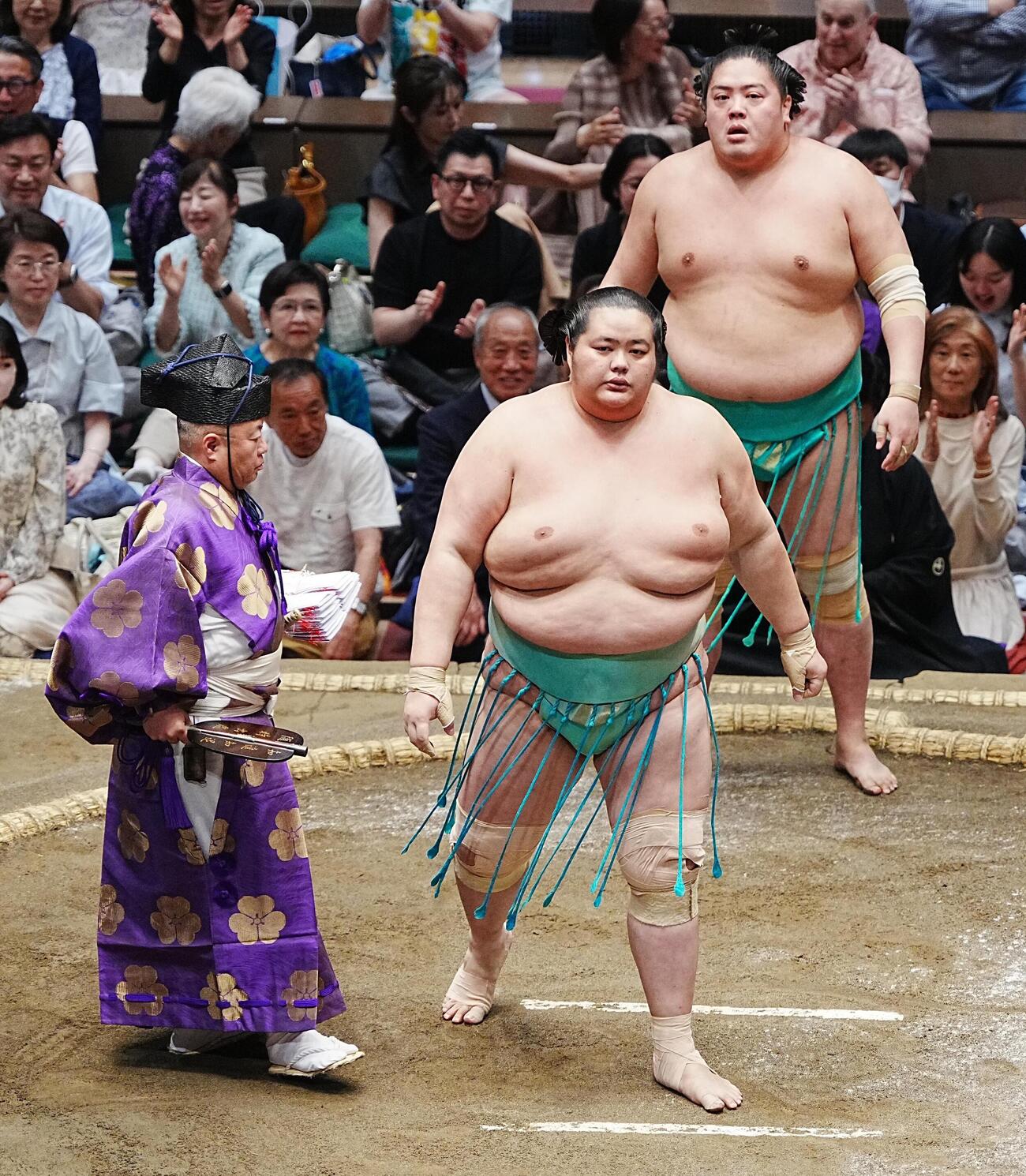 大相撲夏場所5日目　琴桜は一山本（奥）に押し出しで敗れる（撮影・小沢裕）