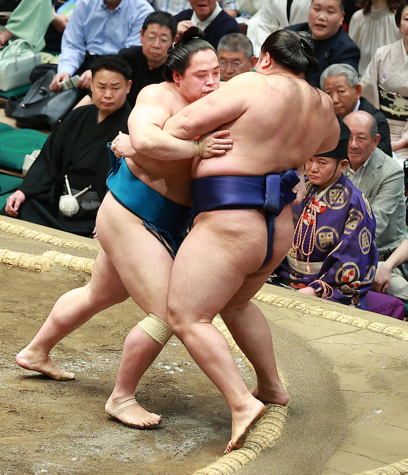 狼雅（右）を寄り切りで破る琴栄峰（撮影・中島郁夫）