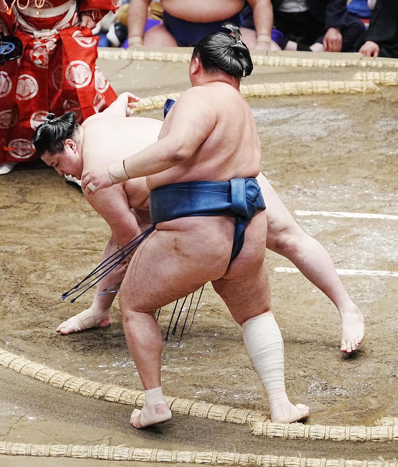大相撲夏場所5日目　若ノ勝は玉鷲（手前）を押し出しで破る（撮影・小沢裕）