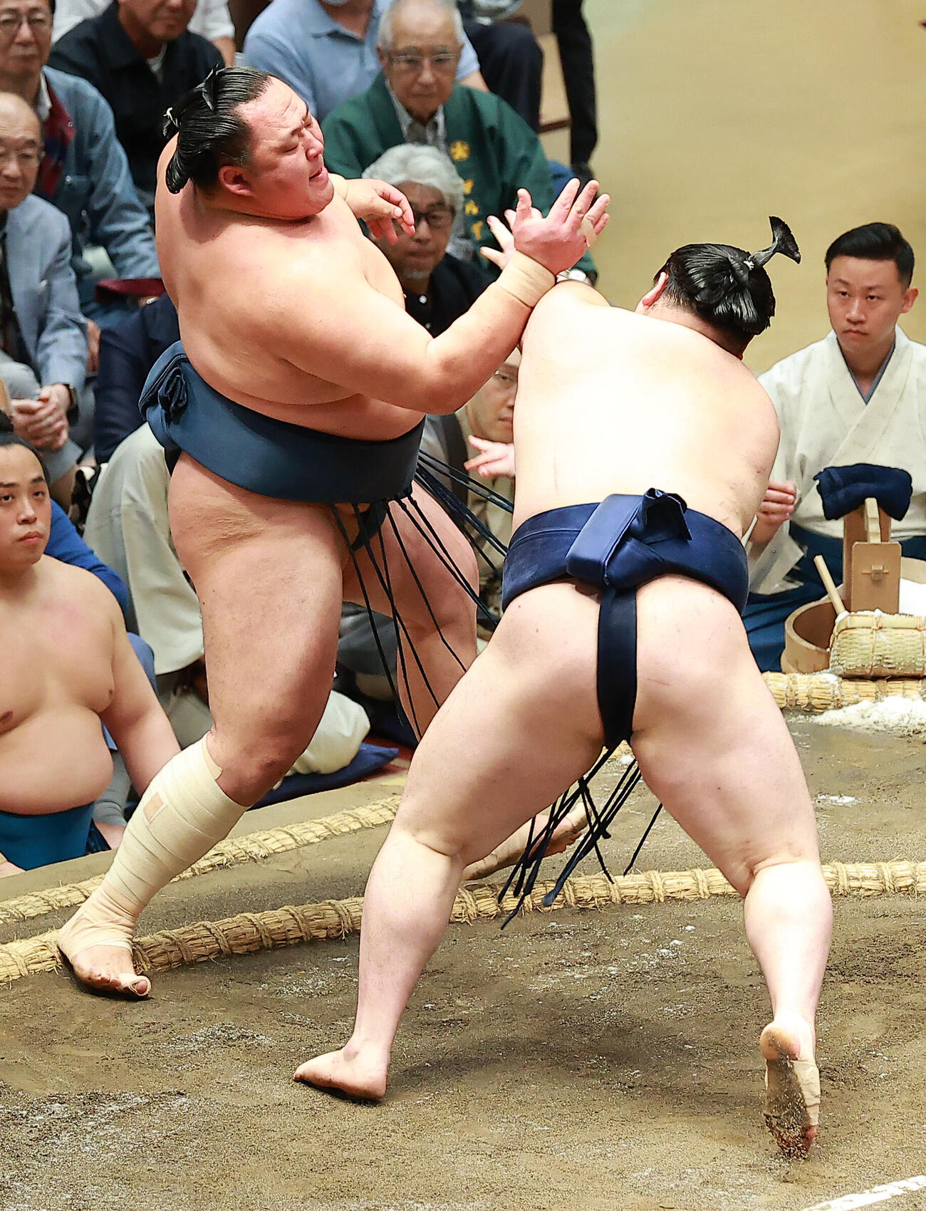 玉鷲（左）を押し出しで破る若ノ勝（撮影・中島郁夫）