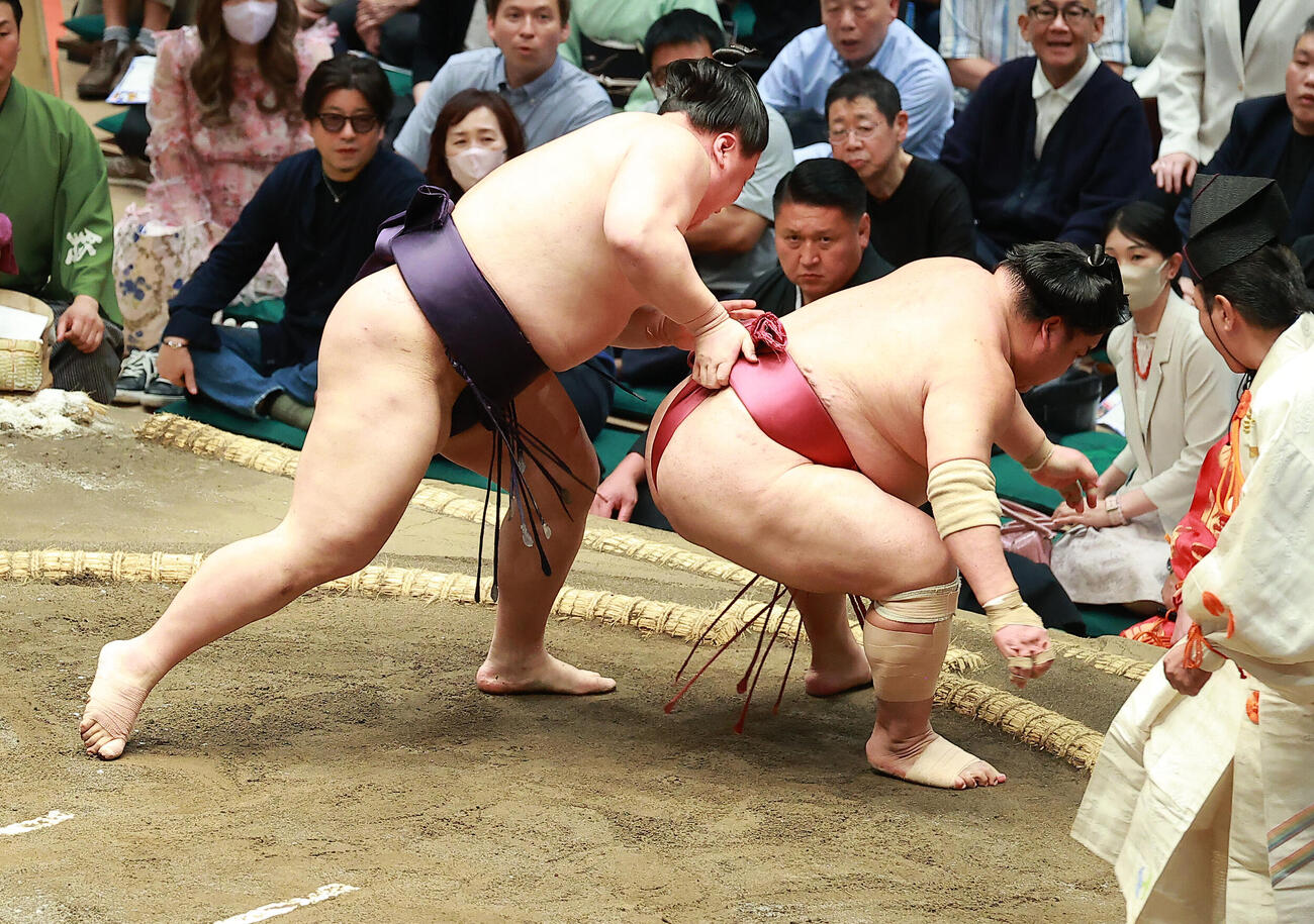 大栄翔（右）を送り出しで破る義ノ富士（撮影・中島郁夫）