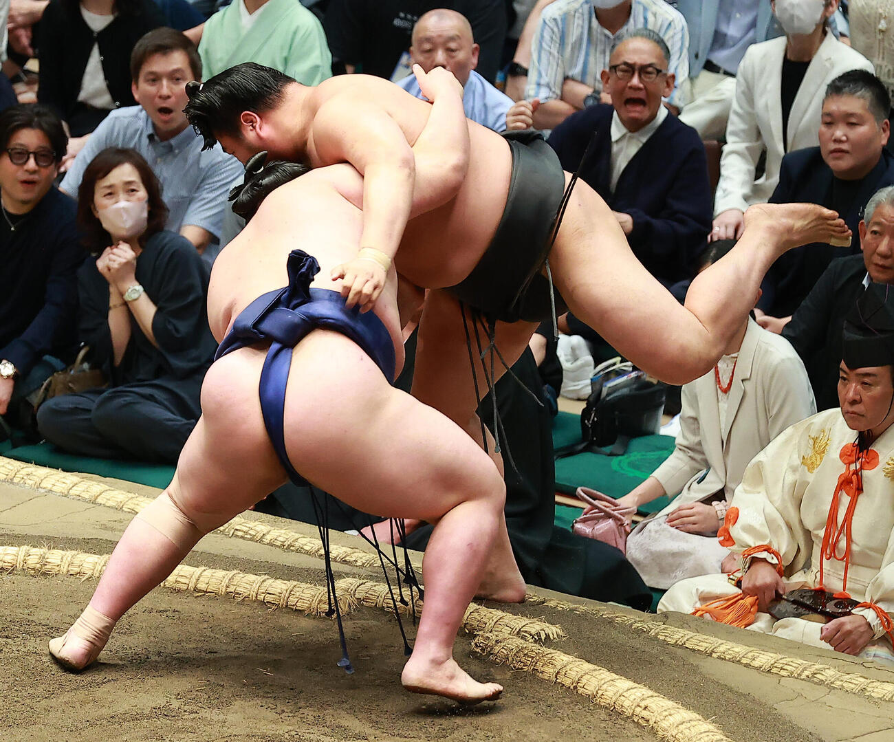 若元春（右）をすくい投げで破る藤青雲（撮影・中島郁夫）