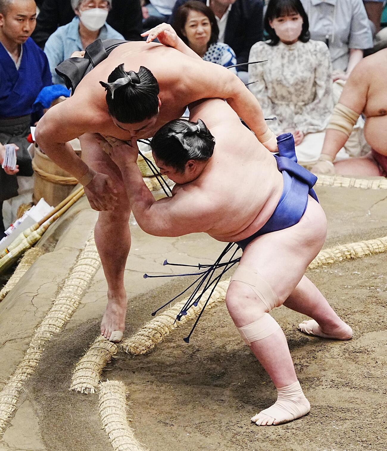 大相撲夏場所5日目　藤青雲（右）は若元春をすくい投げで破る（撮影・小沢裕）