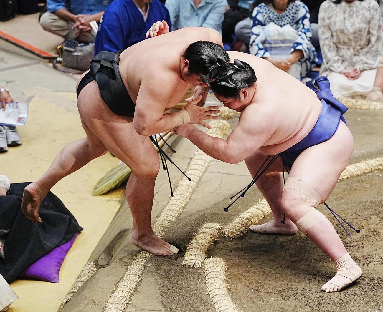 大相撲夏場所5日目　藤青雲（右）は若元春をすくい投げで破る（撮影・小沢裕）