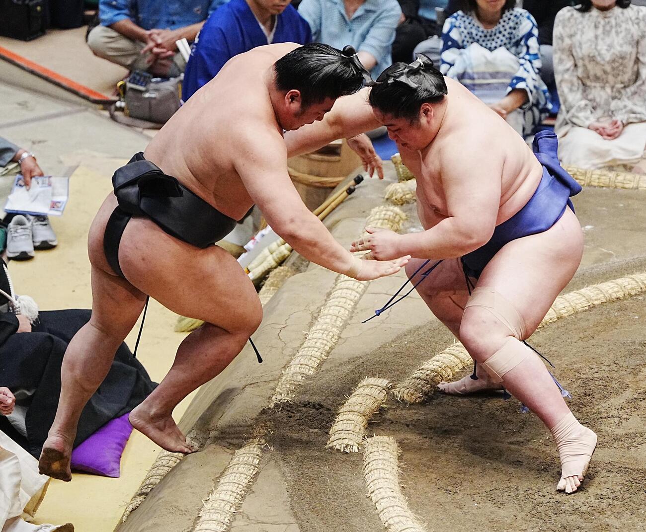 藤青雲（右）は若元春をすくい投げで破る（撮影・小沢裕）