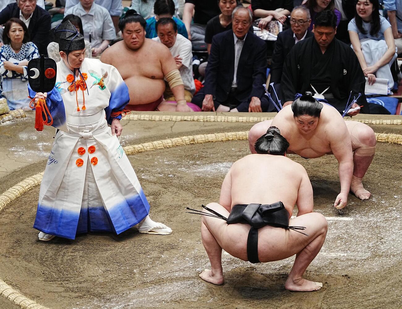 大相撲夏場所5日目　若元春と藤青雲の一番を裁く行司の式守勘太夫（撮影・小沢裕）