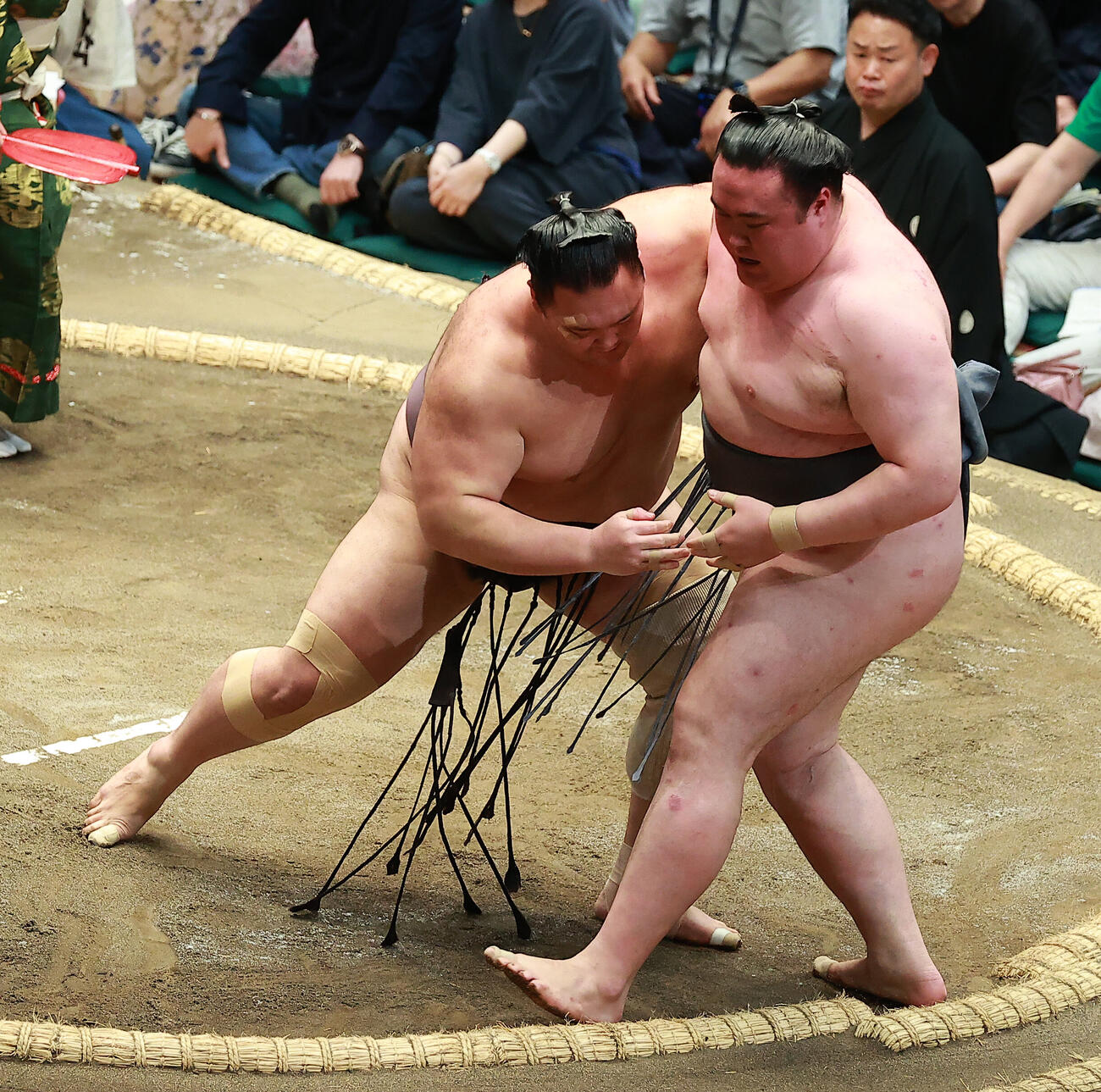 金峰山（右）を寄り切りで破る朝乃山（撮影・中島郁夫）