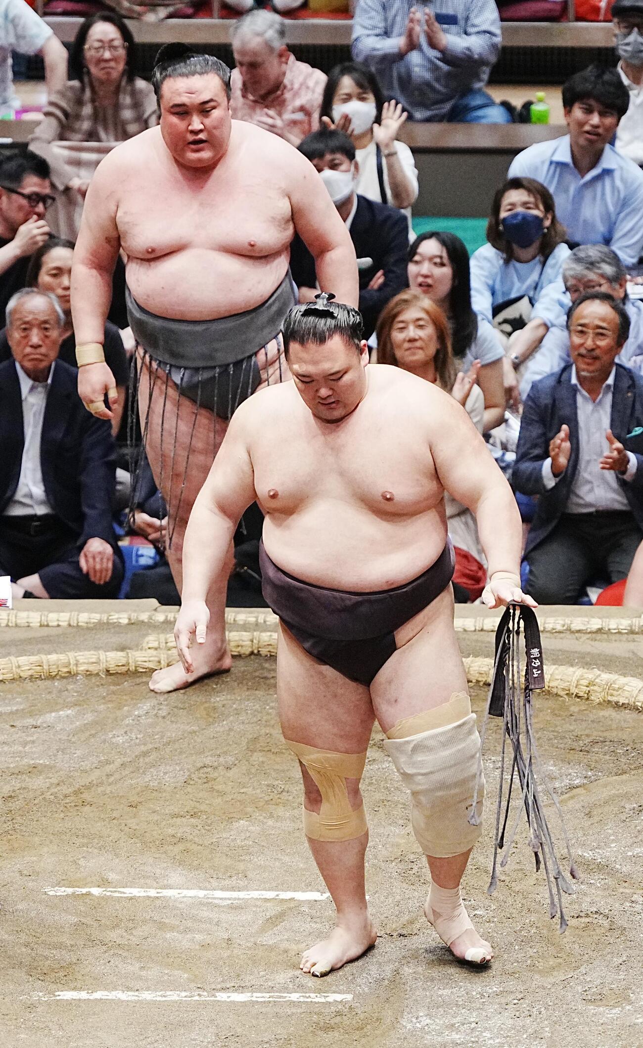 大相撲夏場所5日目　朝乃山（手前）は金峰山を寄り切りで下す（撮影・小沢裕）