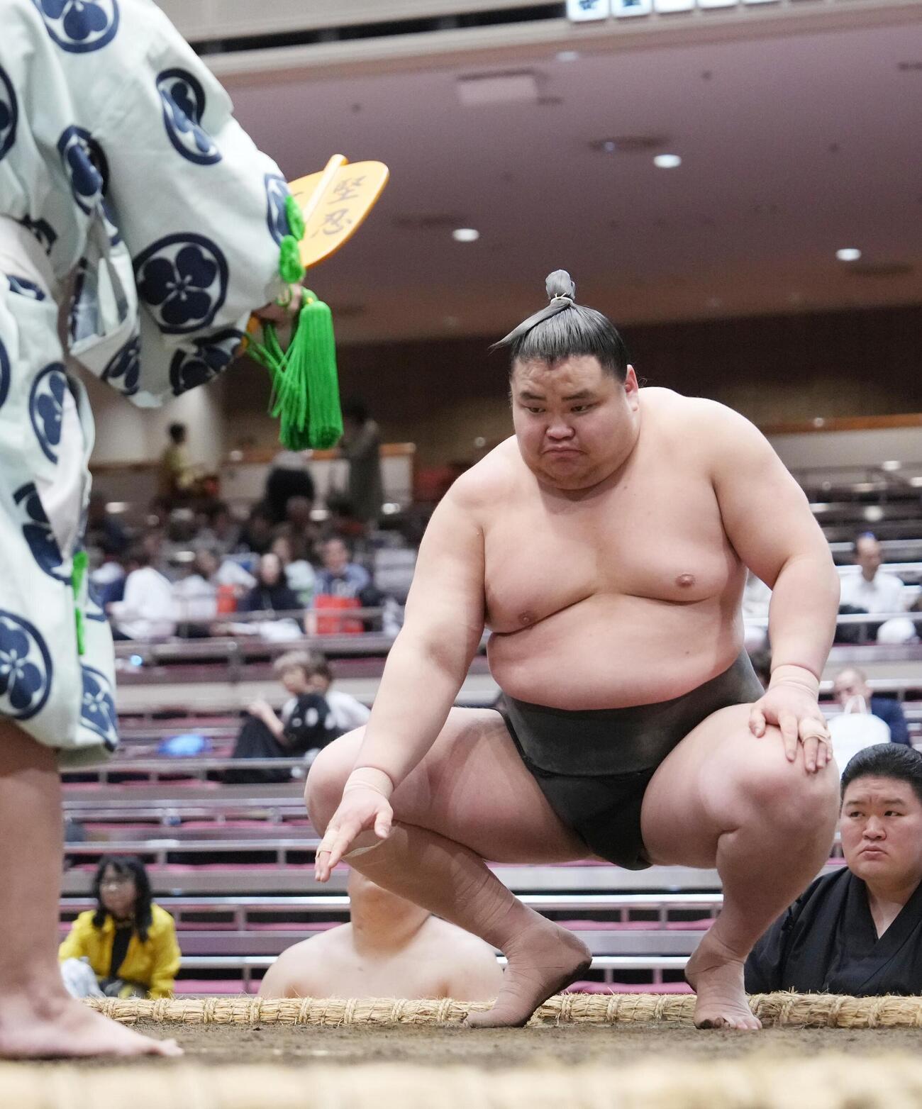 大相撲夏場所6日目　勝ち名乗りを受ける旭富士（撮影・小沢裕）　