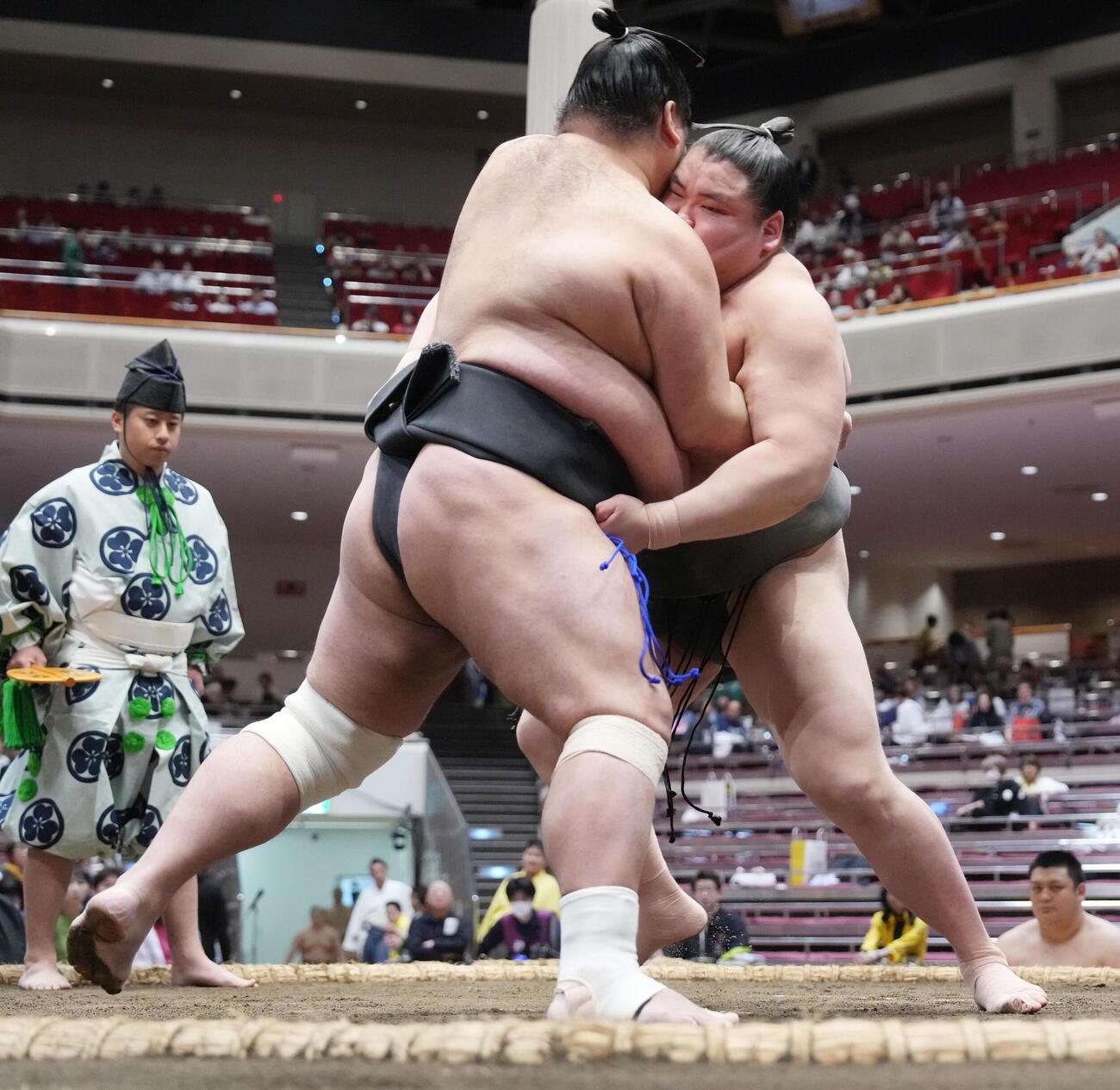 大相撲夏場所6日目　隠岐の浜（左）を土俵際へ攻め込む旭富士（撮影・小沢裕）　