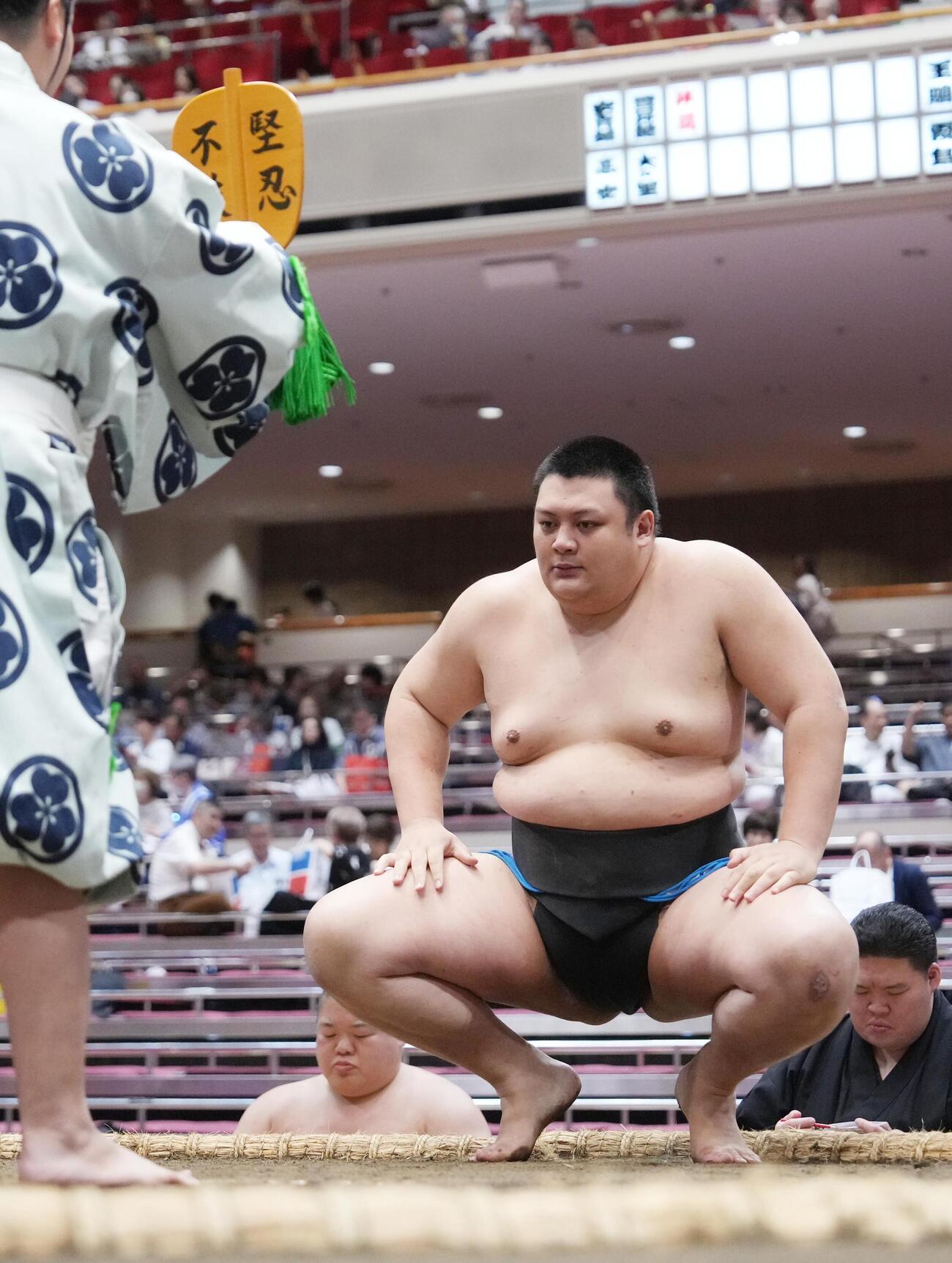 大相撲夏場所6日目　勝ち名乗りを受ける火雷（撮影・小沢裕）　