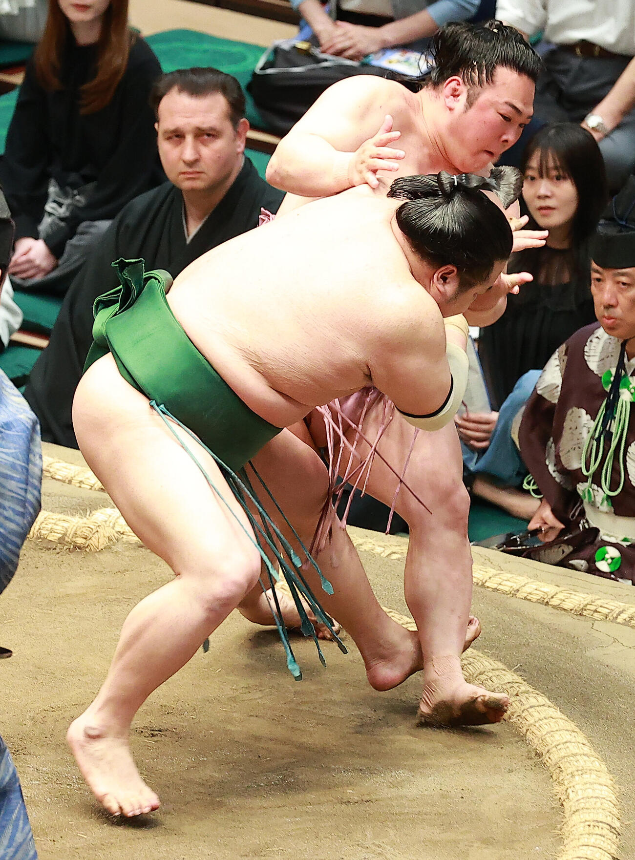 炎鵬（上）を押し倒しで破る東白龍（撮影・中島郁夫）
