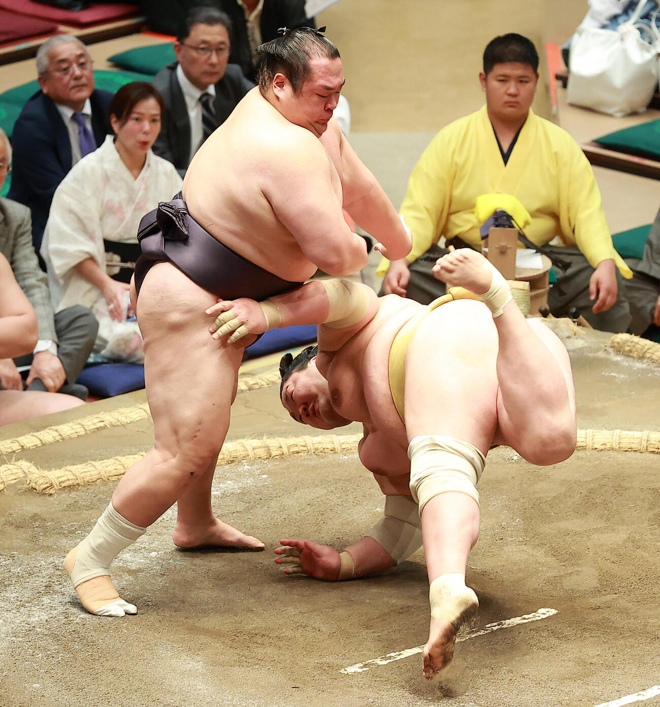 輝（右）をはたき込みで破る友風（撮影・中島郁夫）