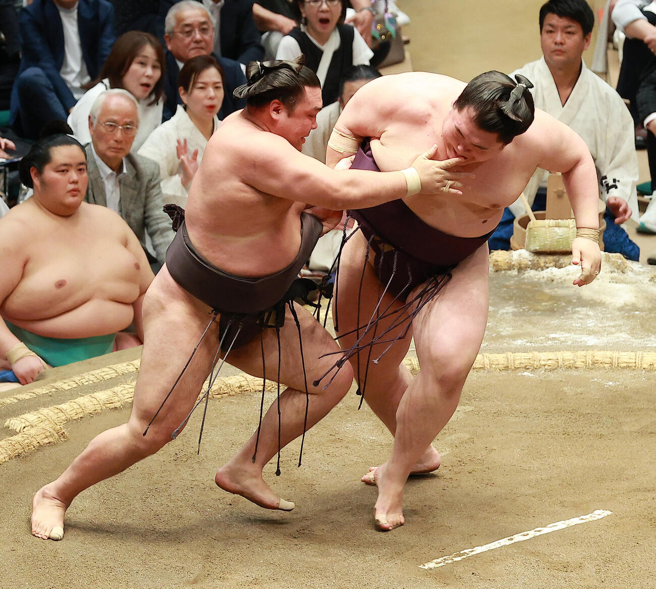 王鵬（右）の下手回しを離さない霧島（撮影・中島郁夫）