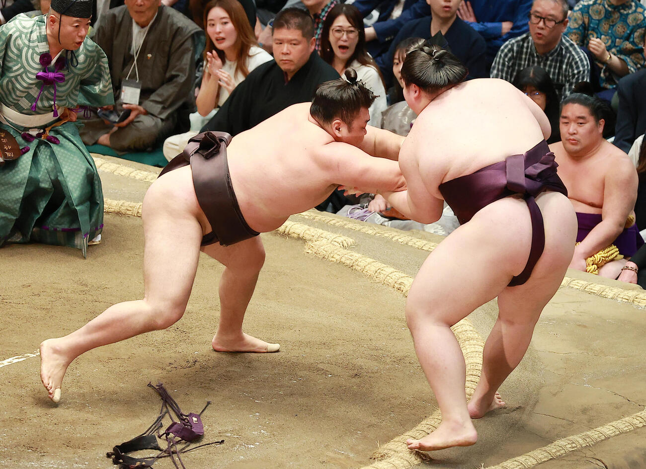 王鵬（右）を寄り切りで破る霧島（撮影・中島郁夫）