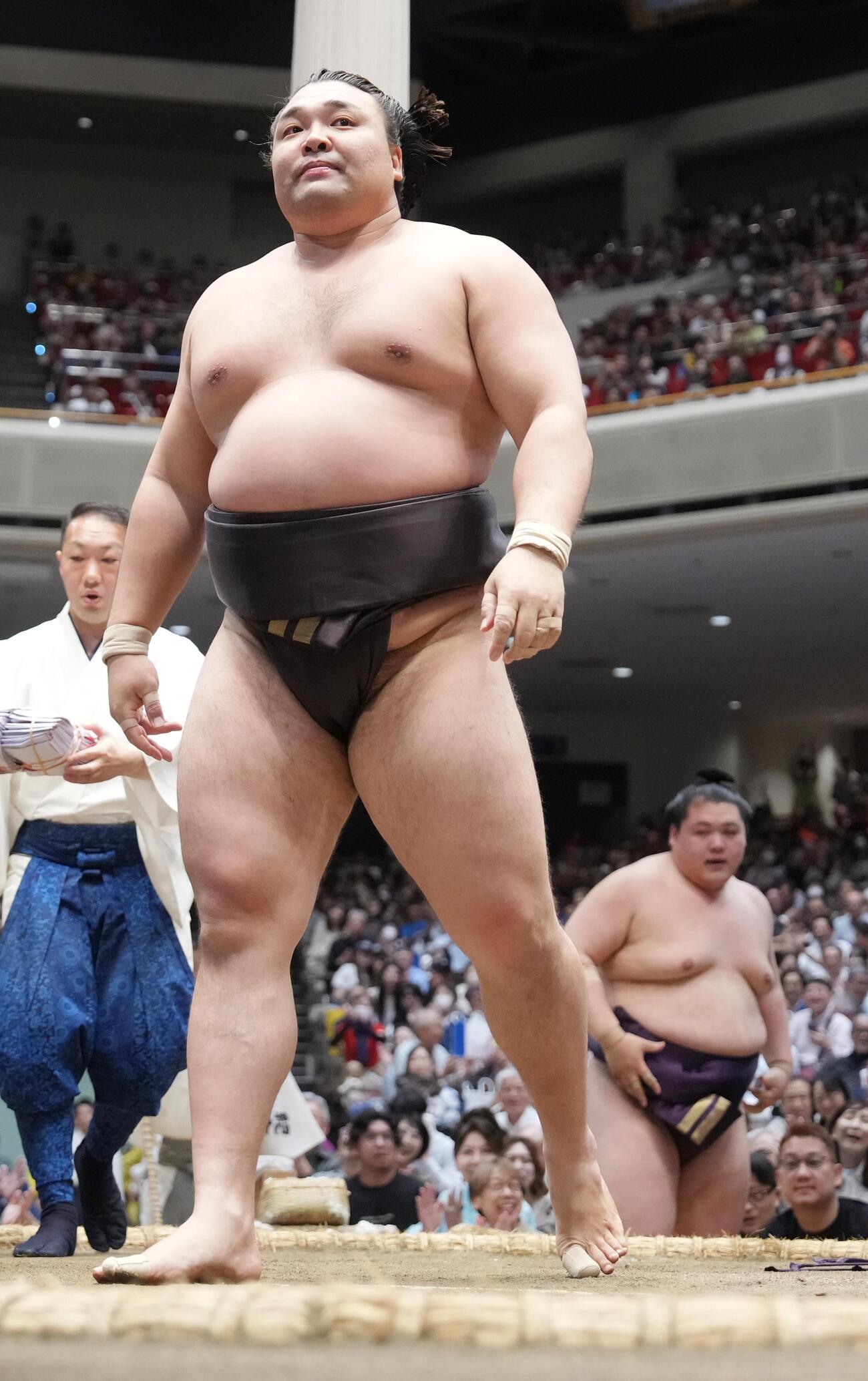 霧島は王鵬（右）を寄り切りで下す（撮影・小沢裕）　