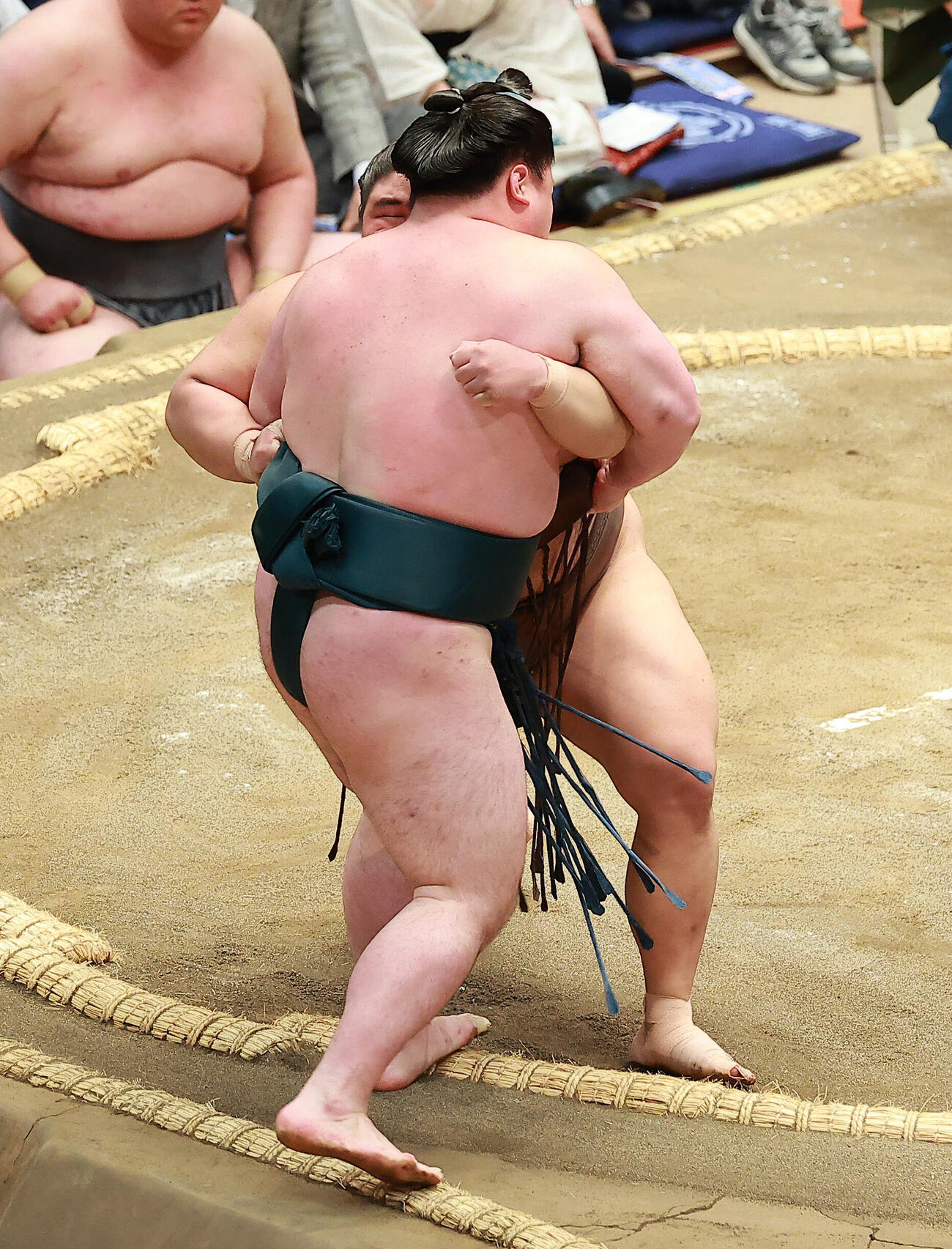 時疾風（手前）を寄り切りで破る伯乃富士（撮影・中島郁夫）
