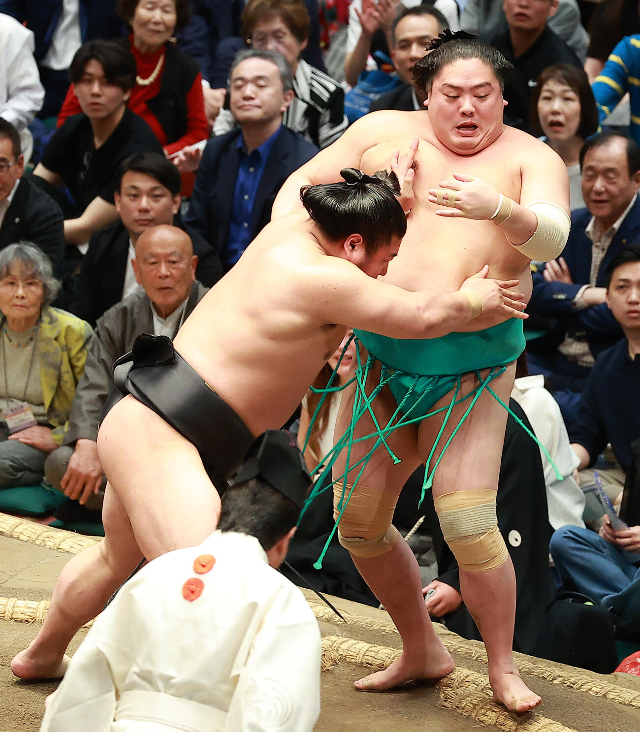 一山本（右）を押し出しで破る若元春（撮影・中島郁夫）
