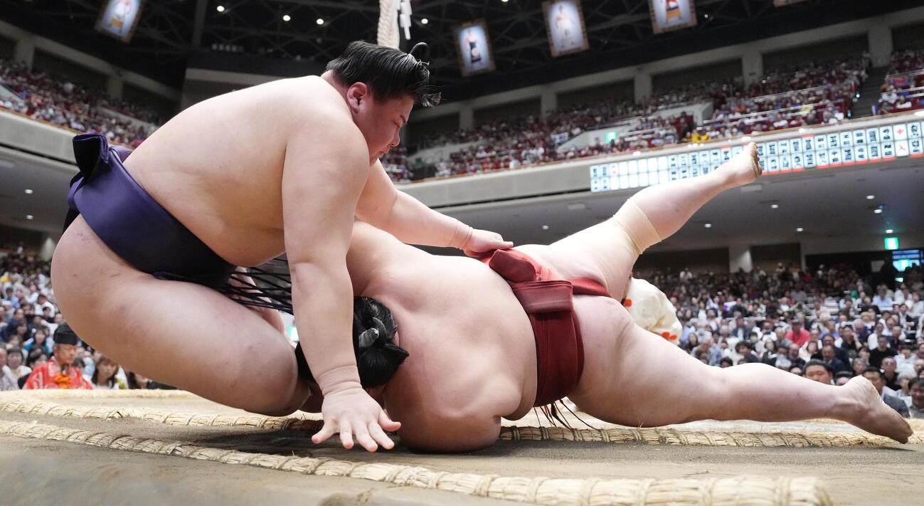 大相撲夏場所6日目　義ノ富士（左）と隆の勝の一番は物言いが付き同体として取り直しになった（撮影・小沢裕）　