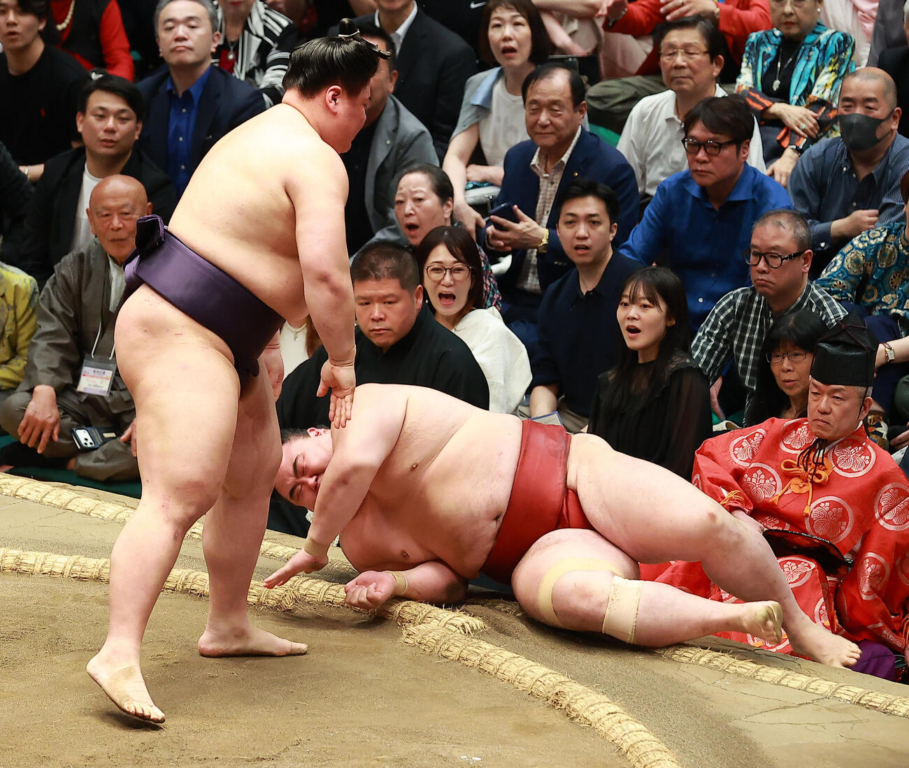 隆の勝（右）を首投げで破る義ノ富士（撮影・中島郁夫）