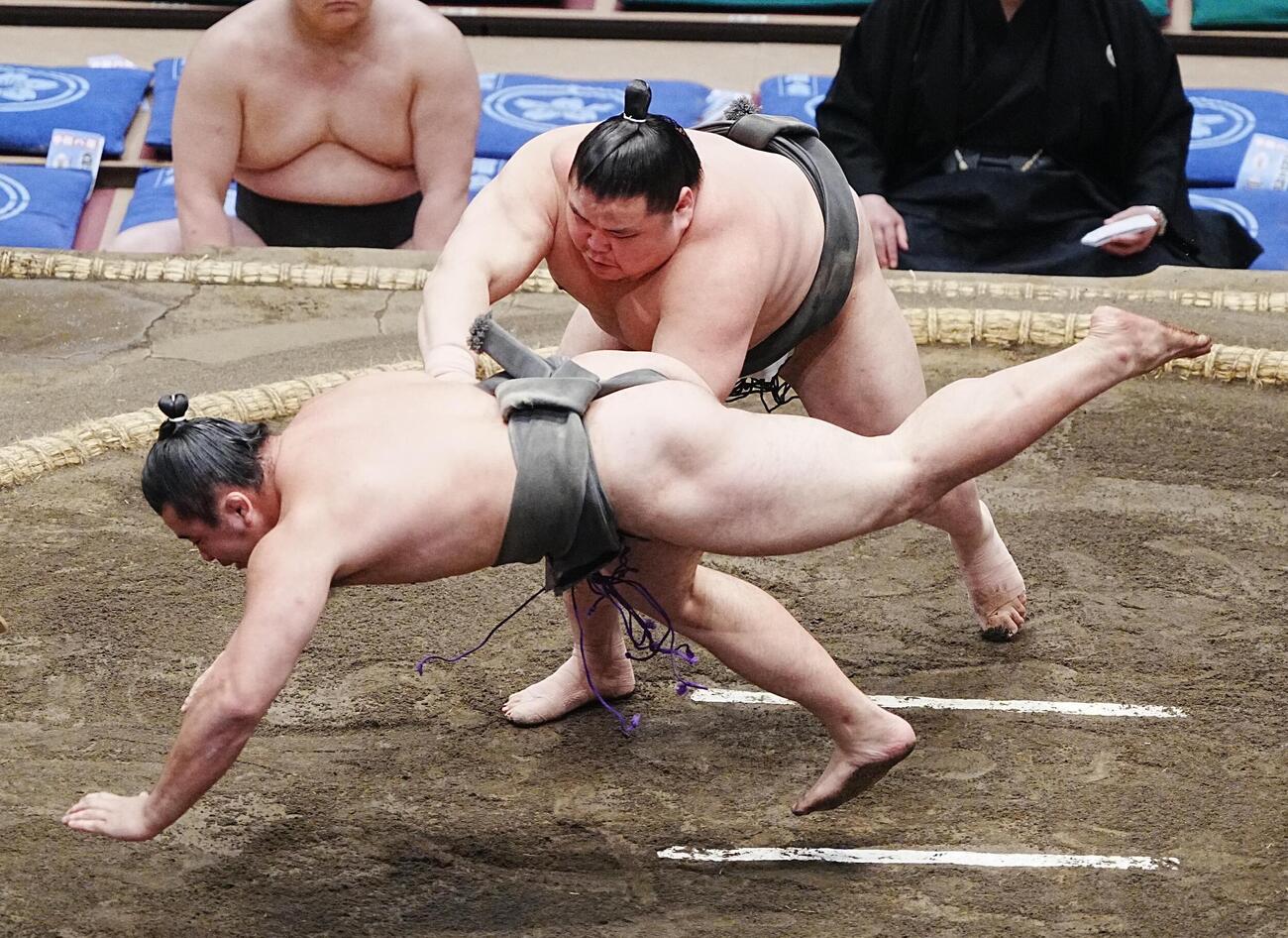 大相撲夏場所7日目　旭富士は日向龍（手前）を上手出し投げで破る（撮影・小沢裕）　