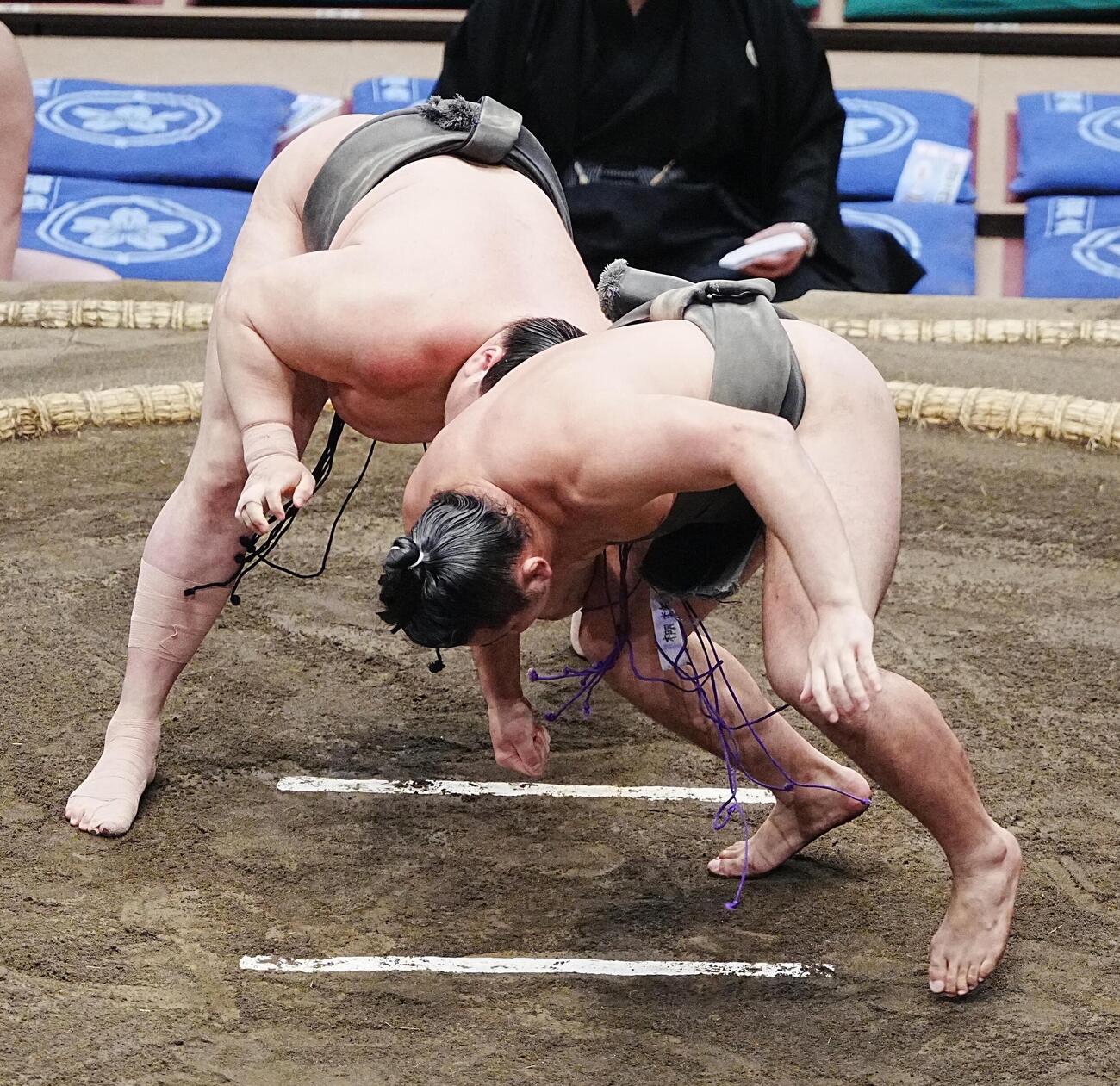 大相撲夏場所7日目　旭富士は日向龍（右）を上手出し投げで破る（撮影・小沢裕）　