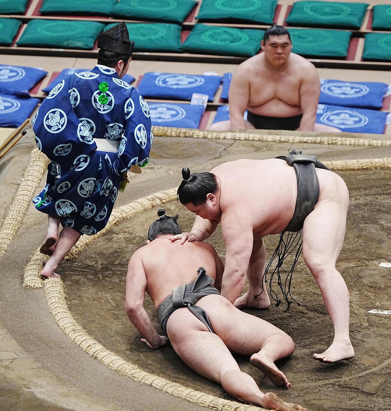大相撲夏場所7日目　旭富士は日向龍（手前）を上手出し投げで破る（撮影・小沢裕）　