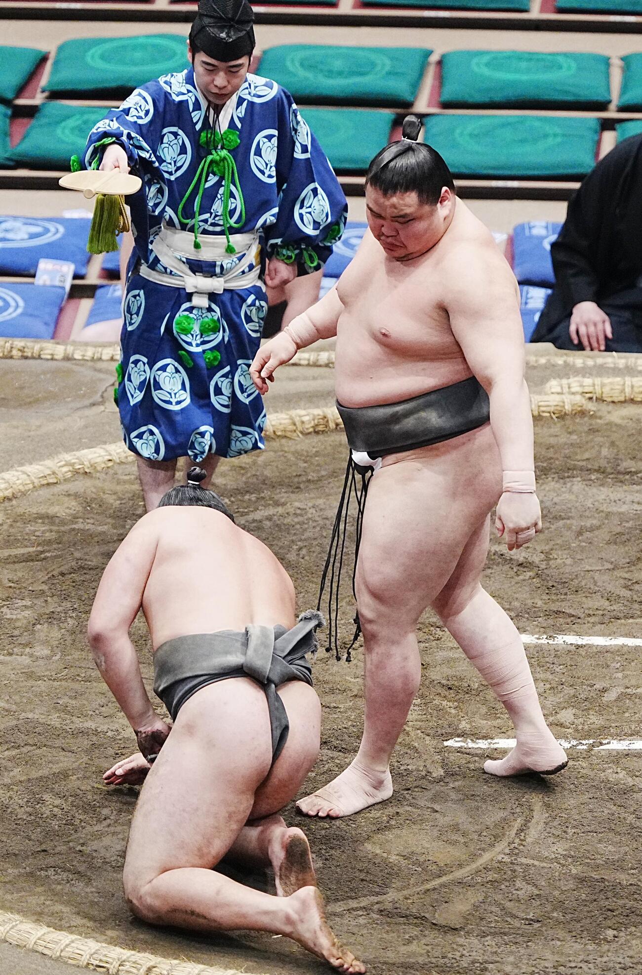 大相撲夏場所7日目　旭富士は日向龍（手前左）を上手出し投げで破る（撮影・小沢裕）　