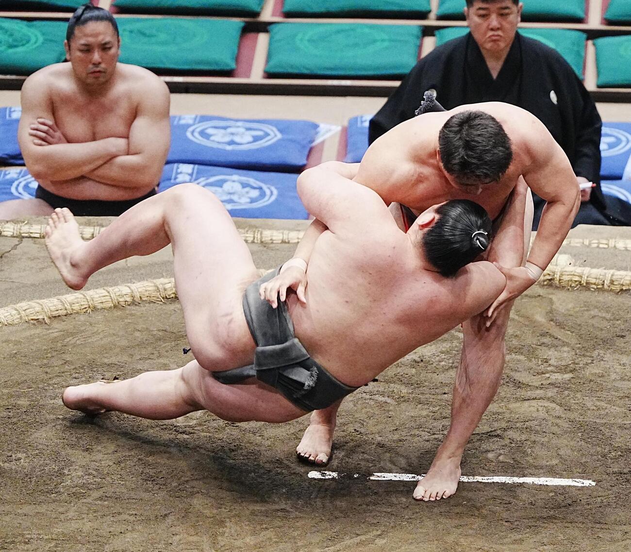大相撲夏場所7日目　大森は豪ノ勝（手前）を下手投げで破る（撮影・小沢裕）　