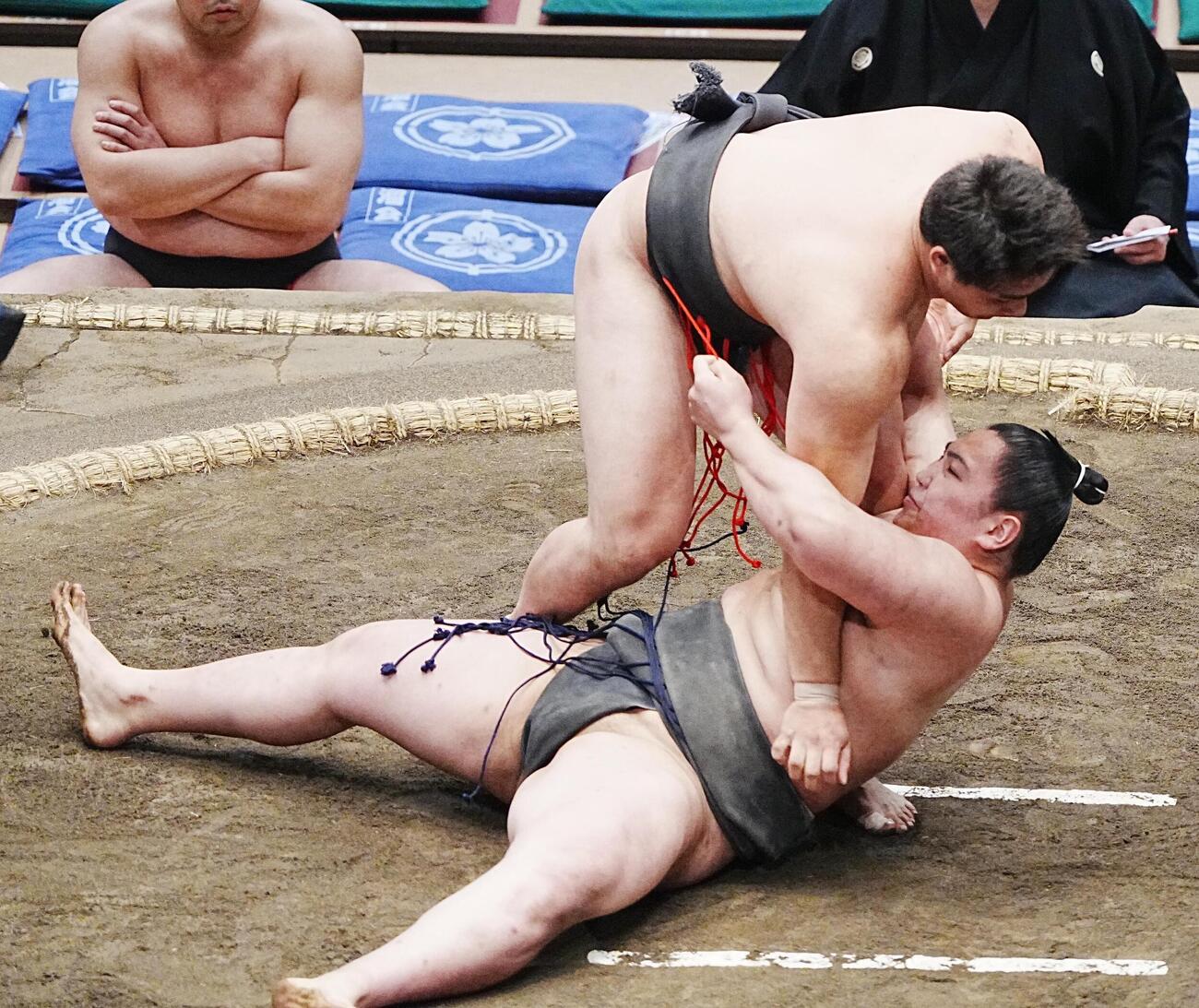 大相撲夏場所7日目　大森は豪ノ勝（手前）を下手投げで破る（撮影・小沢裕）　