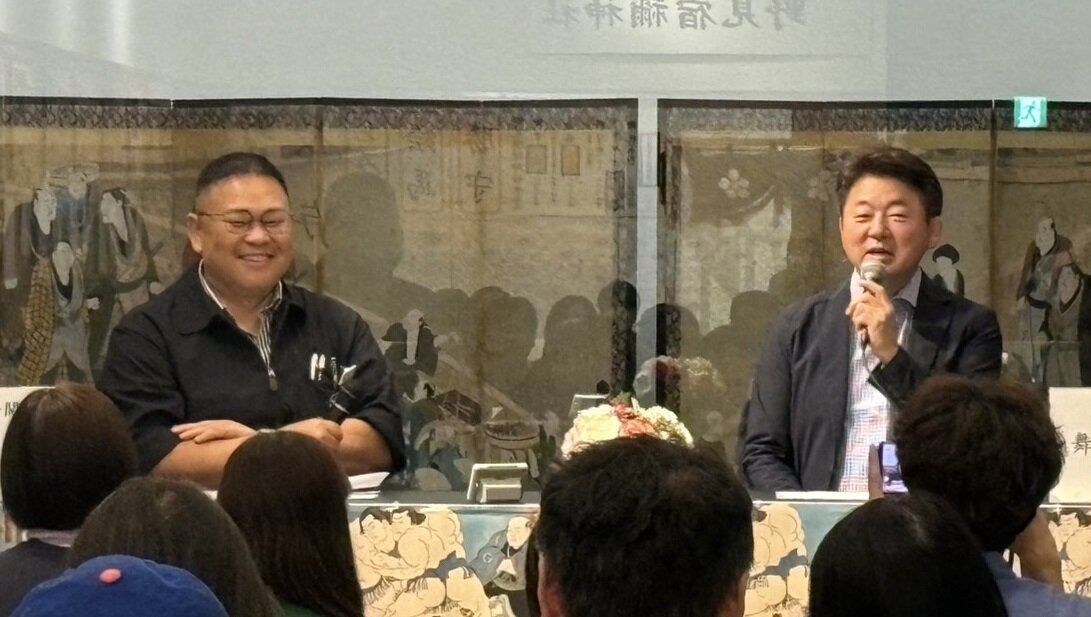 相撲博物館でのトークショーに出演した舞の海秀平さん（右）と高崎親方（元幕内金開山）