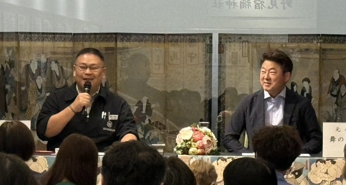 相撲博物館でのトークショーに出演した舞の海秀平さん（右）と高崎親方（元幕内金開山）