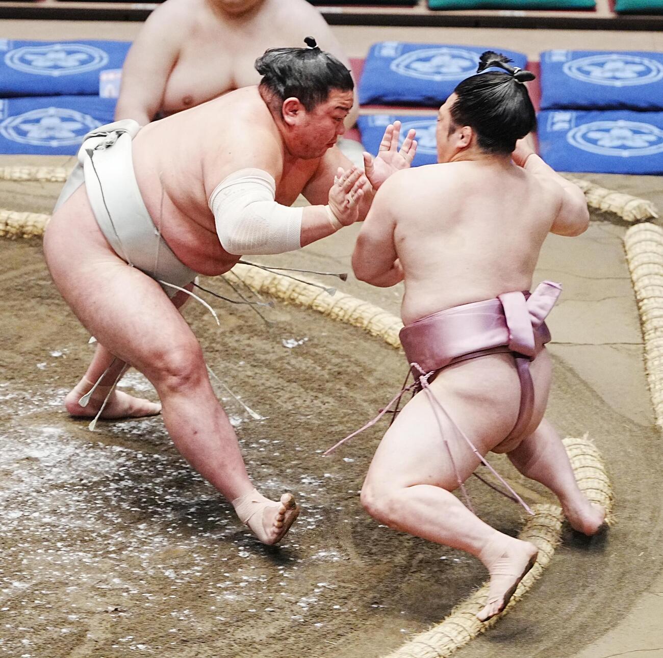 大相撲夏場所7日目　炎鵬（右）は日翔志に突き倒しで敗れる（撮影・小沢裕）　