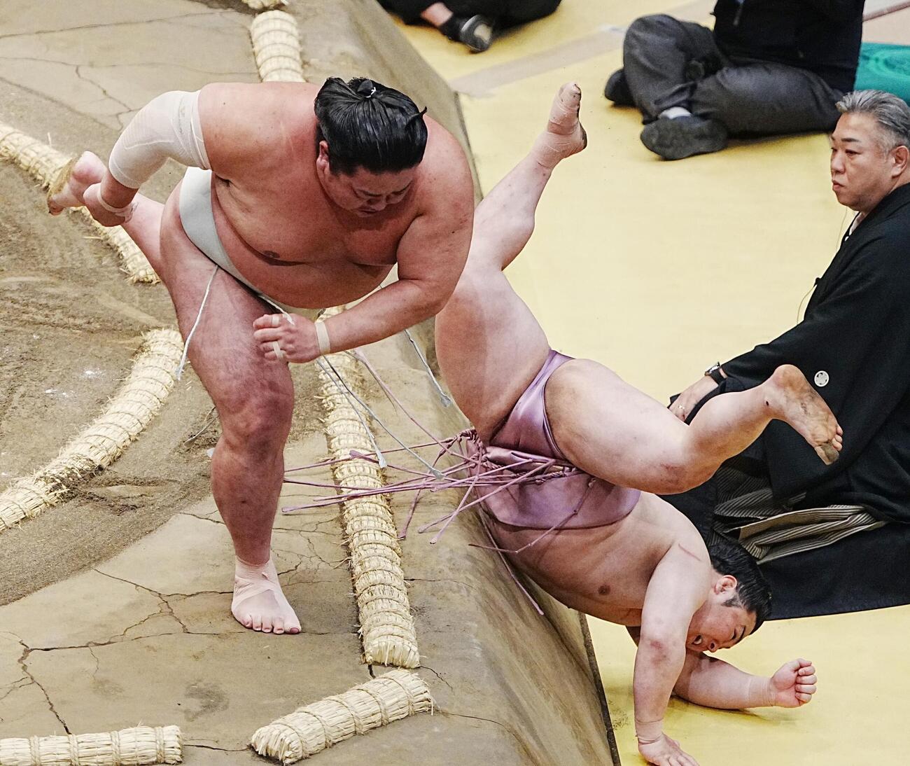 大相撲夏場所7日目　炎鵬（右）は日翔志に突き倒しで敗れる（撮影・小沢裕）　