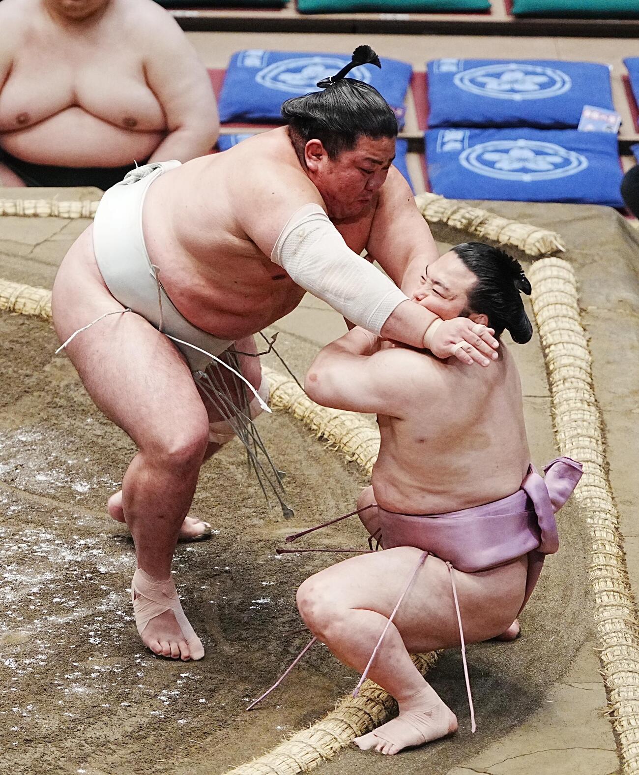 大相撲夏場所7日目　炎鵬（右）は日翔志に突き倒しで敗れる（撮影・小沢裕）　