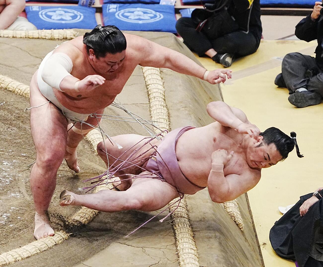大相撲夏場所7日目　炎鵬（右）は日翔志に突き倒しで敗れる（撮影・小沢裕）　