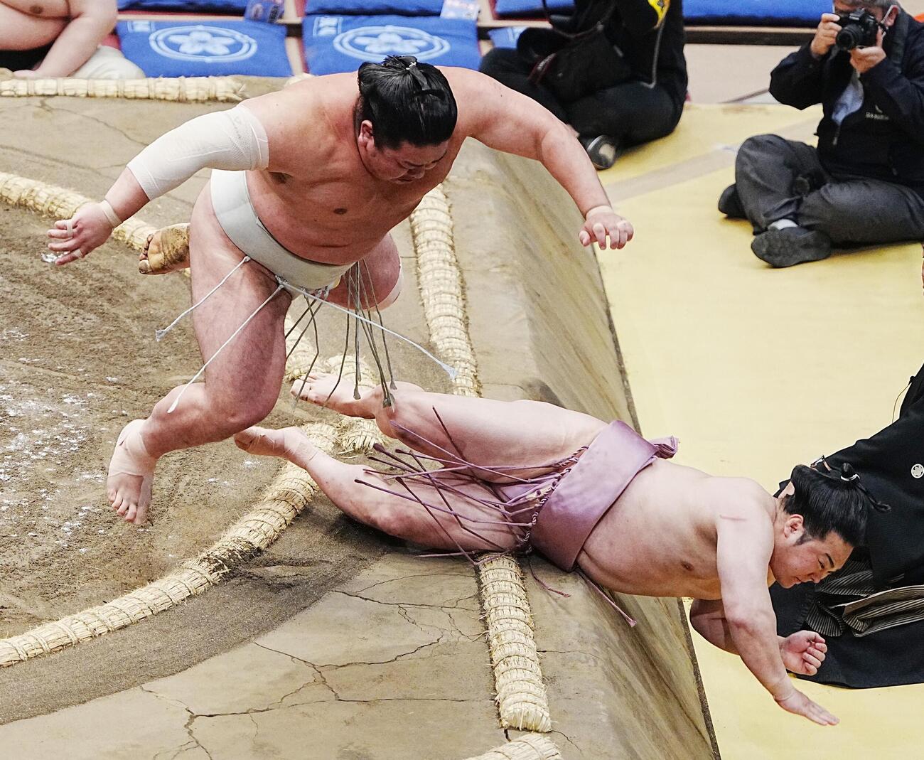 大相撲夏場所7日目　炎鵬（右）は日翔志に突き倒しで敗れる（撮影・小沢裕）　