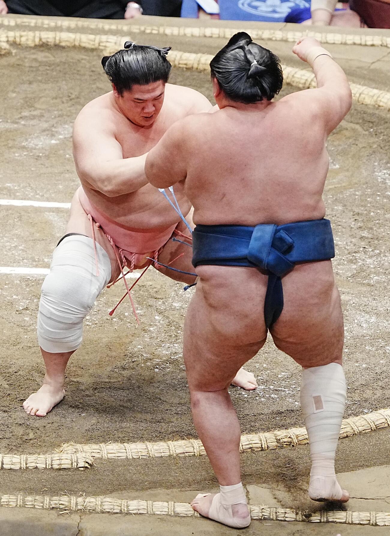 大相撲夏場所7日目　宇良は玉鷲（右）を押し出しで下す（撮影・小沢裕）　