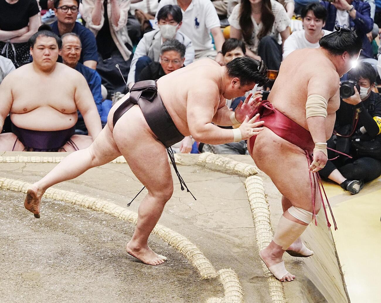 大相撲夏場所7日目　霧島は大栄翔（右）を押し出しで下す（撮影・小沢裕）　