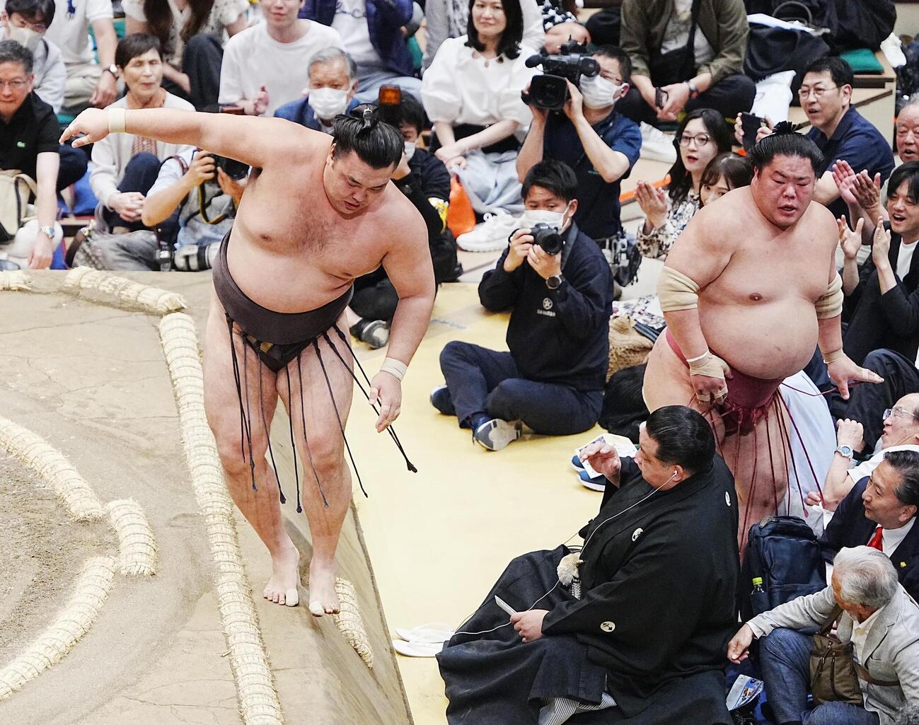 大相撲夏場所7日目　霧島（左）は大栄翔を押し出しで下す（撮影・小沢裕）　