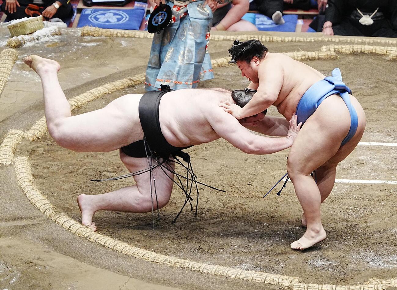 大相撲夏場所7日目　翔猿（右）は獅司を上手出し投げで破る（撮影・小沢裕）　