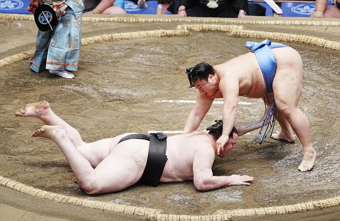 大相撲夏場所7日目　翔猿（右）は獅司を上手出し投げで破る（撮影・小沢裕）　