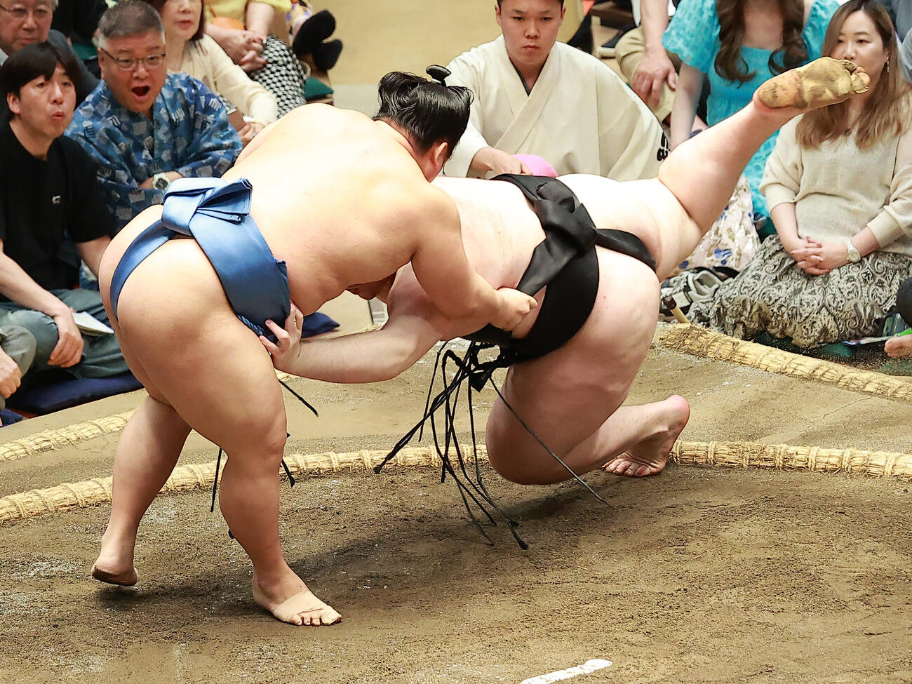 獅司（右）を上手出し投げで破る翔猿（撮影・中島郁夫）