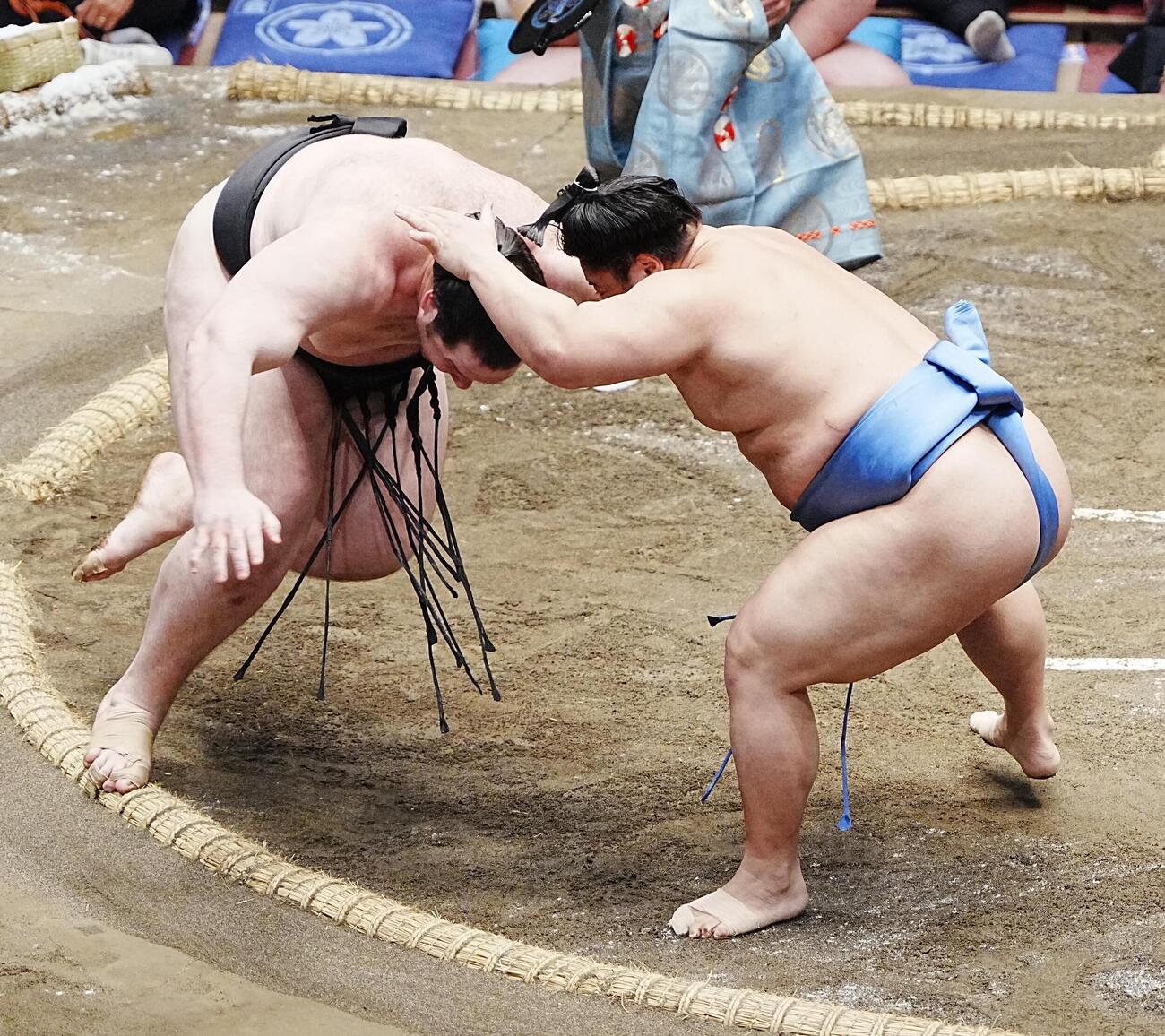 大相撲夏場所7日目　翔猿（右）は獅司を上手出し投げで破る（撮影・小沢裕）　
