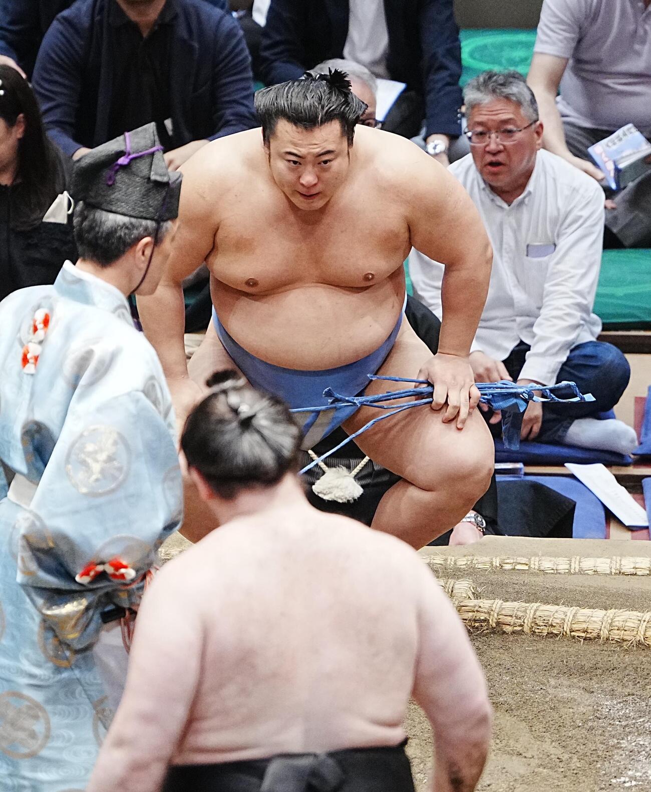 大相撲夏場所7日目　勝ち名乗りを受ける翔猿（撮影・小沢裕）　